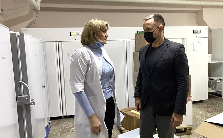 Олег Алексеев посетил Саратовский аптечный склад, на базе которого организовано централизованное хранение вакцинных препаратов