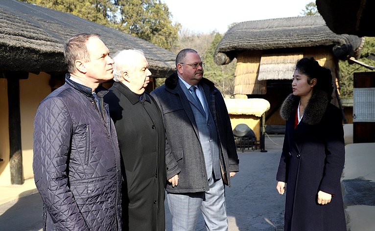 Посещение родного дома Ким Ир Сена в Мангёндэ