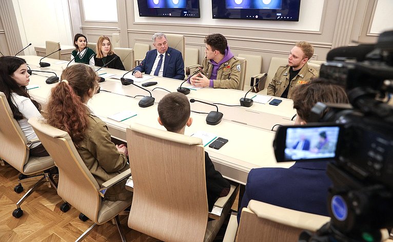 Анатолий Артамонов встретился в Совете Федерации с активистами калужского отделения организации «Российские Студенческие Отряды»