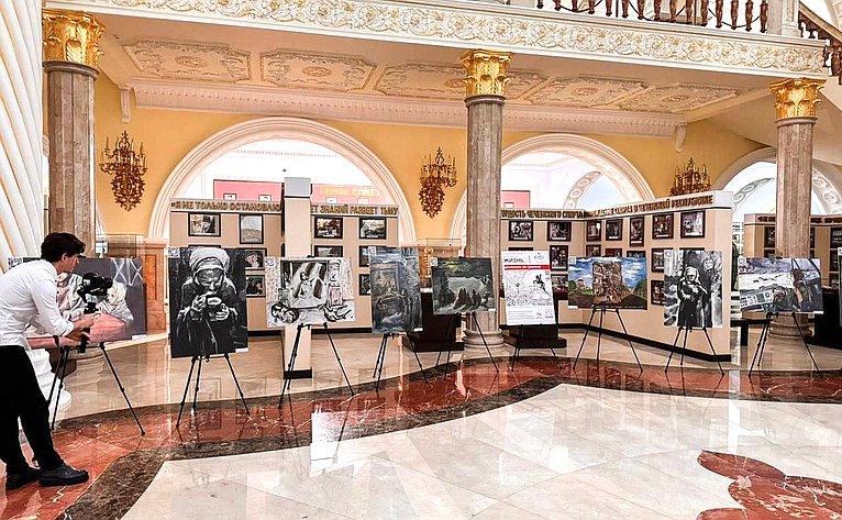 Дмитрий Василенко представил в Чеченской Республике выставку детского рисунка, посвященную 80-летию полного освобождения Ленинграда от фашистской блокады