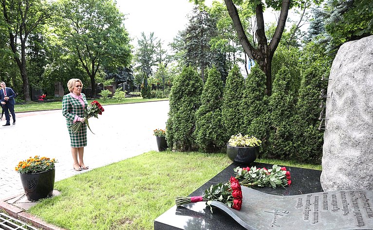 В день годовщины смерти Евгения Примакова Председатель Совета Федерации Валентина Матвиенко возложила цветы к его могиле на Новодевичьем кладбище