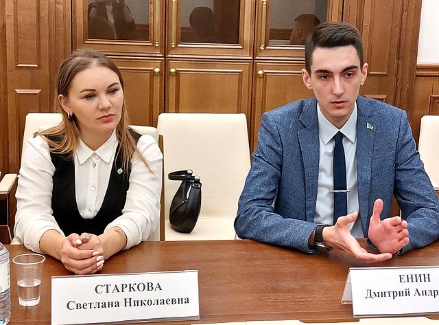 Александр Новьюхов провел в Совете Федерации рабочую встречу с представителями Молодежного парламента при региональной Думе