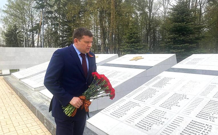 Николай Журавлев возложил цветы к мемориалу «Вечный огонь» и провел приём граждан в Костроме