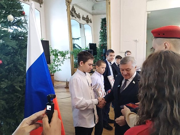 Сергей Михайлов вручил памятные медали Совета Федерации «За проявленное мужество» подросткам из города Нерчинск