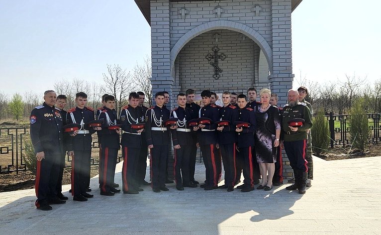 Ольга Бас в ходе поездки в регион организовала для кадетов из города Алчевска экскурсию по мемориалу «Незаживающая рана Донбасса»