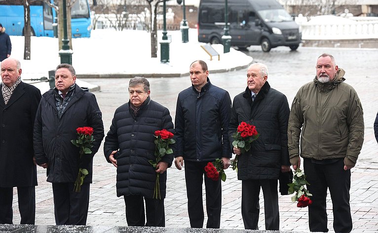Председатель Совета Федерации Валентина Матвиенко и сенаторы РФ приняли участие в церемонии возложения цветов к Могиле Неизвестного Солдата