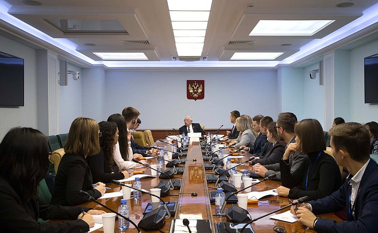 Встреча Владимира Лукина с участниками Российско-Американского Саммита молодых лидеров «Мы вместе моделируем будущее»