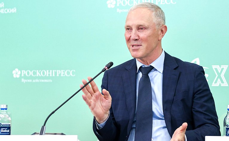 Сессия «Новые регионы России и Дальний Восток: вектор стратегического партнерства и перспективные точки роста экономики». X Восточный экономический форум