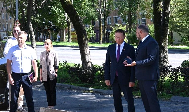 Александр Ролик во время региональной недели провел выездное совещание с главой Владивостока Константином Шестаковым на объектах благоустройства и спорта, построенных в этом году в столице Приморского края