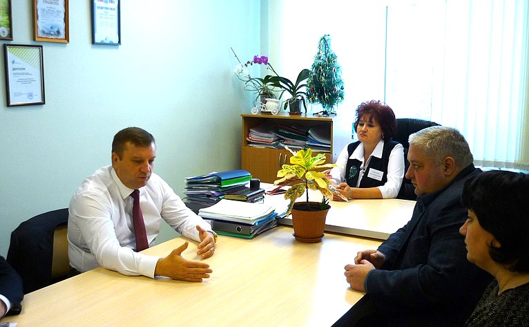 Алексей Кондратьев встретился с учителями и воспитанниками Бондарской средней школы