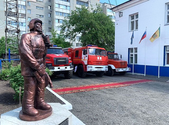 Юлия Лазуткина поздравила с 60-летием работников 3 пожарно-спасательной части МЧС России по Пензенской области