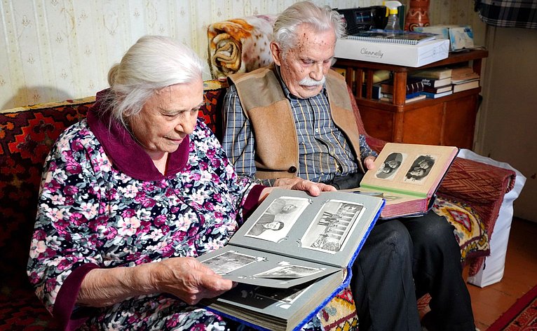 Александр Карелин в преддверии 80-летия Победы навестил ветерана Великой Отечественной войны Фёдора Фёдоровича Ачкасова и его супругу, труженицу тыла, Валентину Константиновну