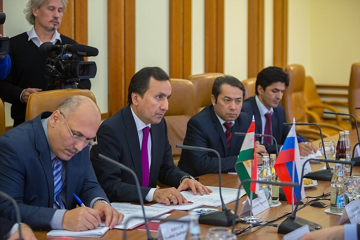 И. Умаханов встретился с делегацией Таджикистана