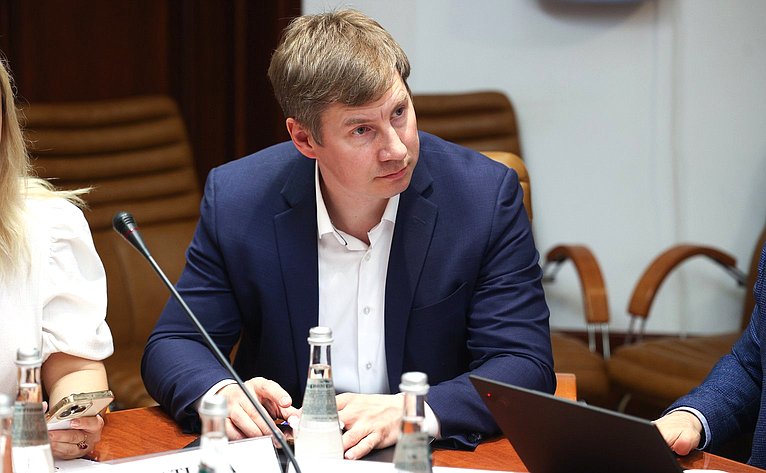 Заседание секции «Цифровая трансформация транспорта» на тему «Обсуждение концепций логистического проекта-международного транспорта БАС-Хаба с применением беспилотных летательных аппаратов между Россией и Китаем»