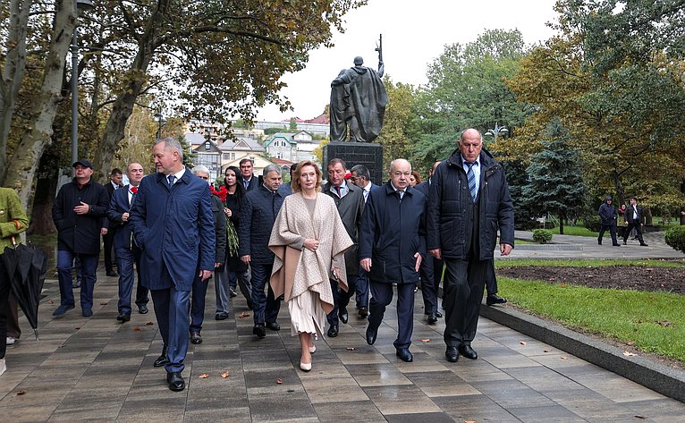 Сенаторы РФ возложили цветы к мемориалу Воину-освободителю в парке им. Ленинского комсомола в Махачкале (фото пресс-служба Министерства экономики и территориального развития Республики Дагестан)