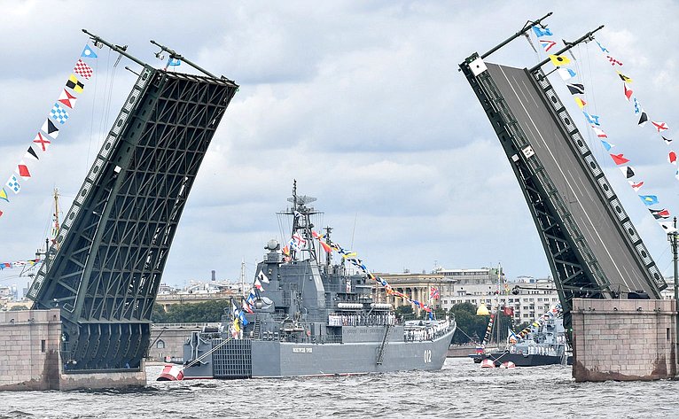 Главный военно-морской парад, состоявшийся в акватории реки Невы в Санкт-Петербурге