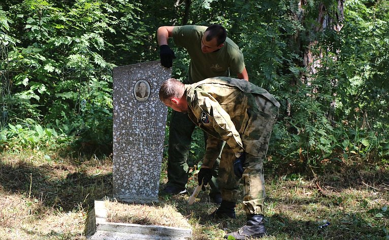 Активистами отряда «Доброхоты» провели мониторинг состояния воинских братских захоронений и могил ветеранов войны
