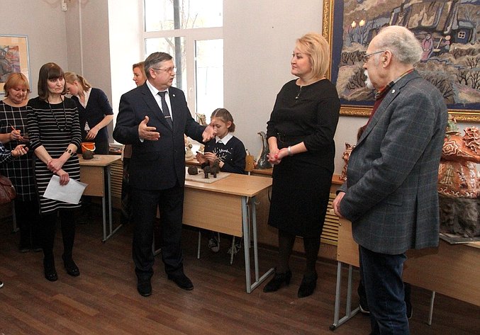 Л. Гумерова передала художественной школе Стерлитамака новое оборудование для обжига керамических изделий