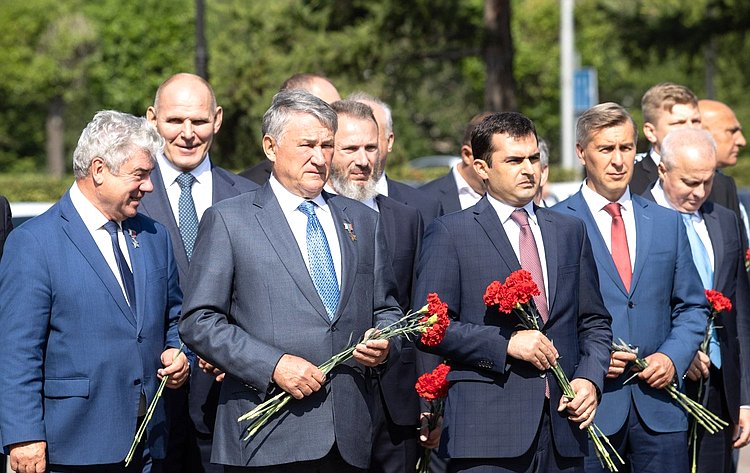 Члены парламентских делегаций России и Армении приняли участие в церемонии возложения цветов к Вечному огню на мемориале Победы