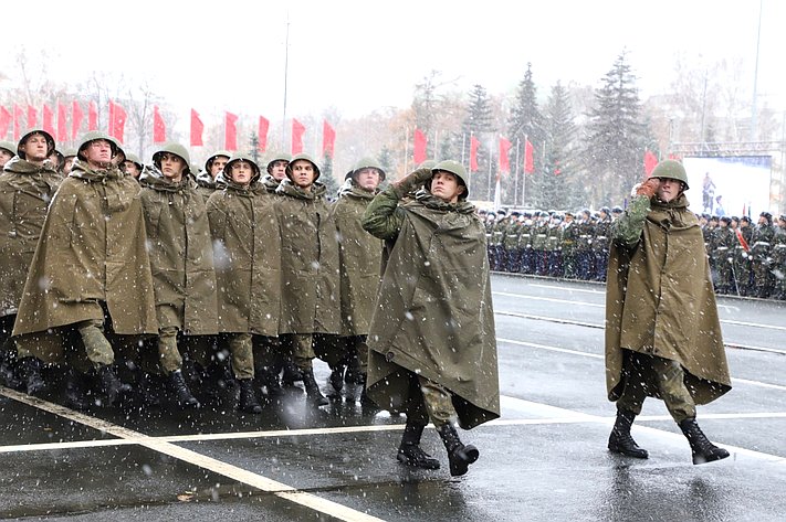 Под девизом «Наша семья – наша Победа!» в Самаре прошел Парад Памяти (фото Екатерина Елизарова «Самарская газета»)