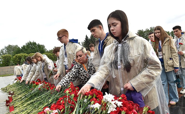 Участники проекта «Поезд Памяти» посетили Пискаревское мемориальное кладбище