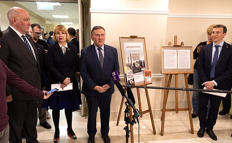 Открытие в Совете Федерации выставки художественных работ Виктора Бута
