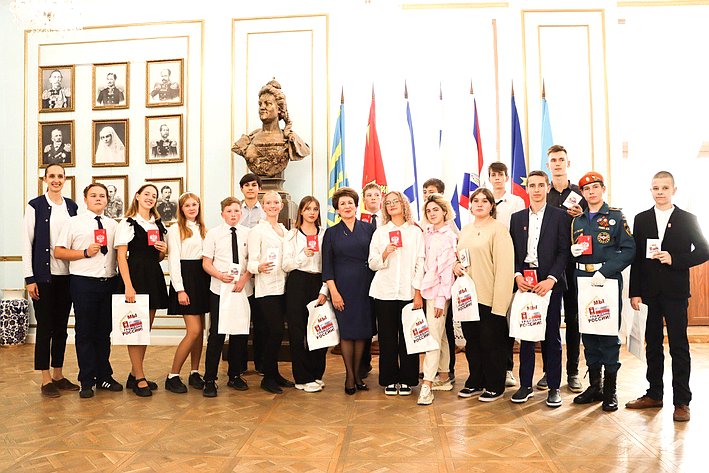Екатерина Алтабаева вручила паспорта граждан Российской Федерации 16 севастопольским школьникам