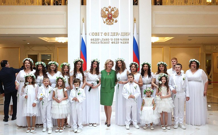 В Совете Федерации состоялась торжественная церемония открытия фотовыставки «Семейные бизнес-династии регионов России», посвященная Дню семьи, любви и верности