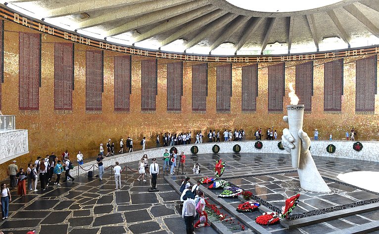Пассажиры «Поезда Памяти» посетили Мемориальный комплекс «Героям Сталинградской битвы» на Мамаевом кургане