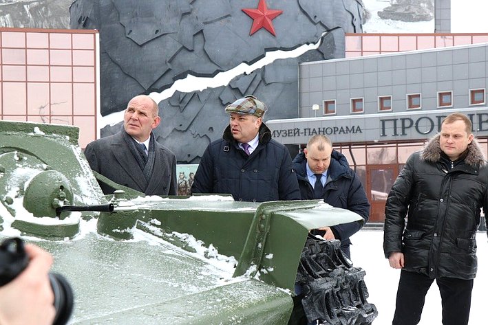 Дмитрий Василенко и Александр Карелин возложили цветы к памятнику «Рубежный камень», почтили память воинов, защищавших Ленинград