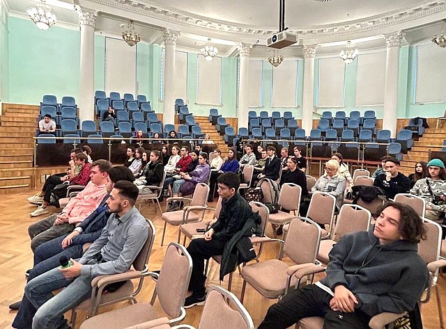 Айрат Гибатдинов встретился со студентами Московского международного университета