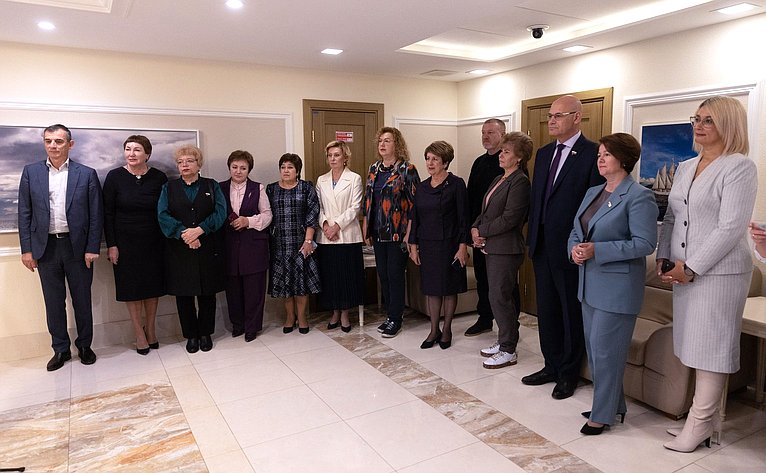 Церемония открытия в Совете Федерации фотовыставки, приуроченной ко Дню пожилых людей