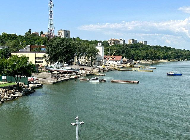Плавучий причал в морском порту Таганрога принял первых пассажиров