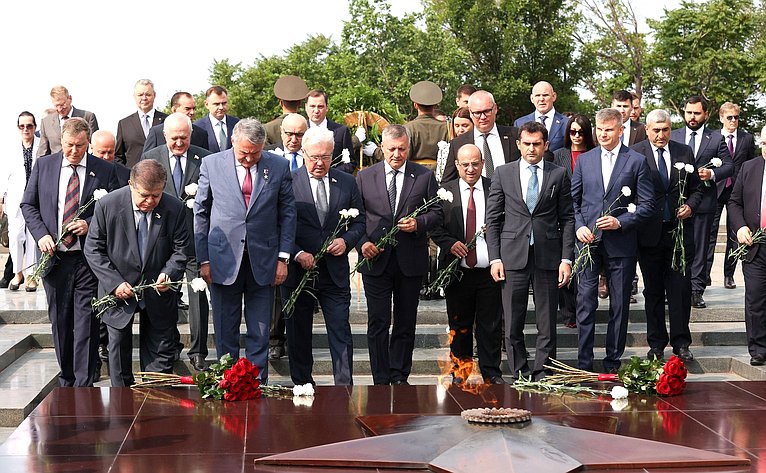 Парламентская делегация возложила цветы к Монументу «Мать Армения»