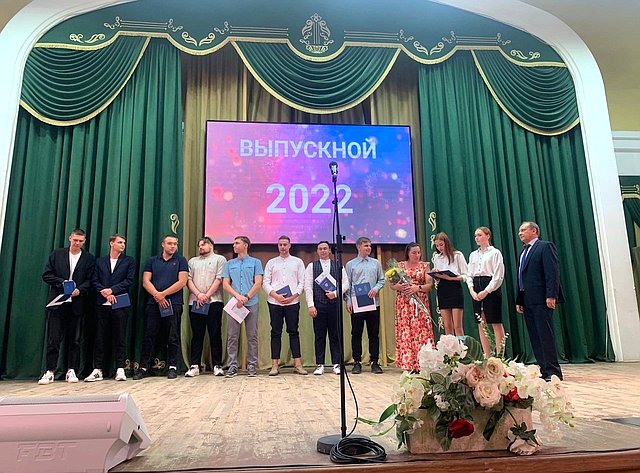 Ирина Кожанова посетила Смоленский строительный колледж и выразила теплые слова благодарности педагогам и студентам-выпускникам