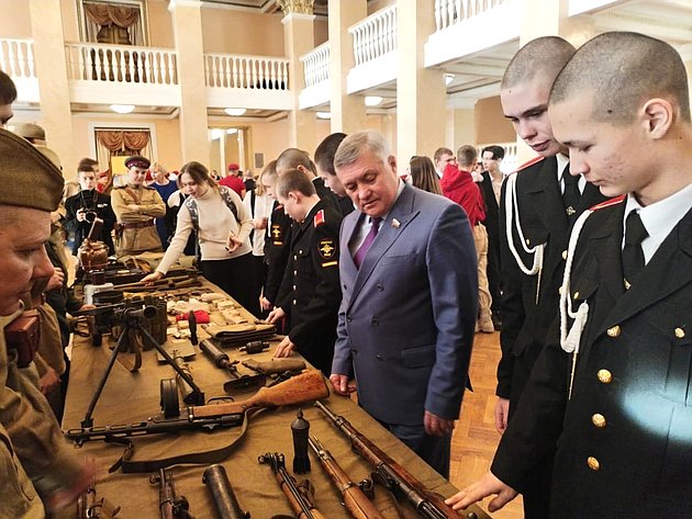 Сергей Михайлов посетил тематическую выставку, где осмотрел оружие времен Великой Отечественной войны