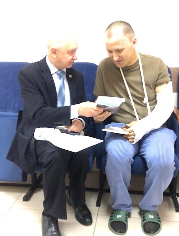 Валерий Усатюк посетил раненных военнослужащих из Хакасии в госпитале