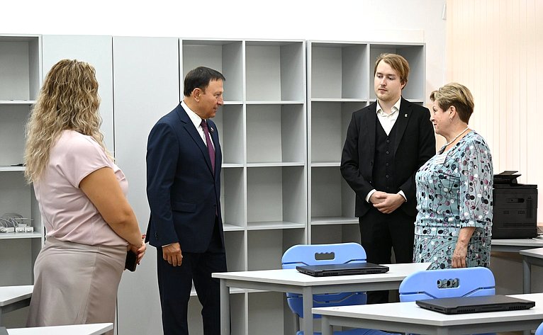 Александр Ролик в День знаний принял участие в торжественной линейке в школе № 39 г. Владивостока