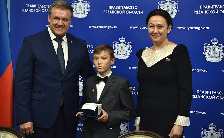 Медаль Совета Федерации «За проявленное мужество» была вручена Губернатором Рязанской области Николаем Любимовым Тюрину Максиму