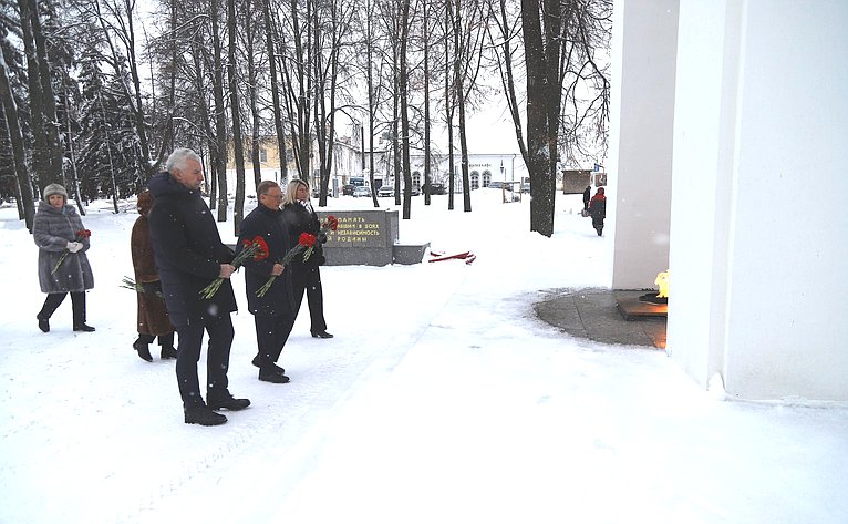 Парламентарии почтили память погибших в годы Великой Отечественной войны и возложили цветы к Мемориалу