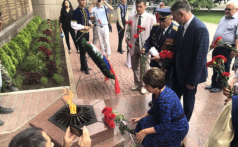 Возложение цветов к Мемориалу героическим защитникам Севастополя 1941–1942 гг