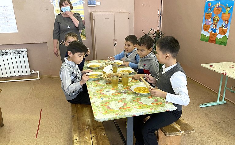Олег Алексеев в ходе работы в регионе осмотрел школу и детский сад села Зеленый Дол