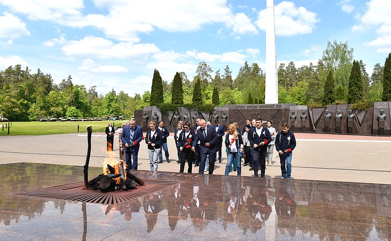Сенаторы посетили ГАУК Мемориальный комплекс «Партизанская Поляна» (поселок Бело-Бережский Брянской области)