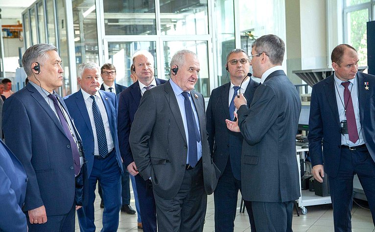 В рамках выездного заседания Комитета СФ по обороне и безопасности сенаторы посетили ряд социально значимых предприятий Свердловской области