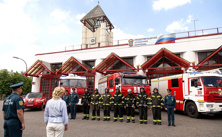 Инна Святенко поздравила сотрудников Управления МЧС Москвы по ЮВАО с 220-летием пожарной охраны Москвы