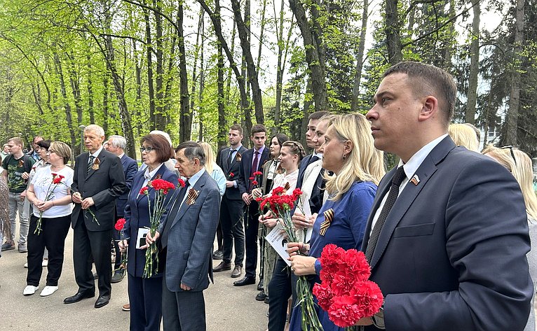 Перед началом торжественного концерта преподаватели, сотрудники, студенты вуза и гости мероприятия почтили память героев, погибших во времена Великой Отечественной войны
