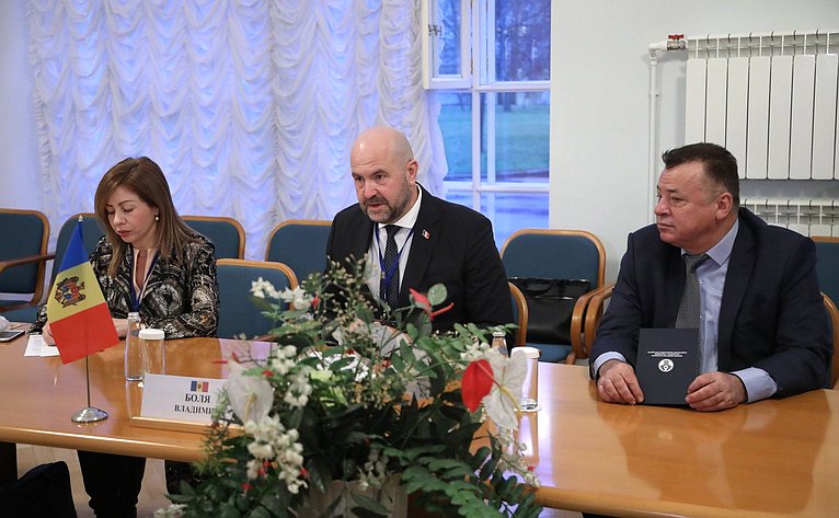 Встреча председателя Комитета Совета Федерации по международным делам Григория Карасина с руководителем молдавской делегации в МПА СНГ Владимиром Боля