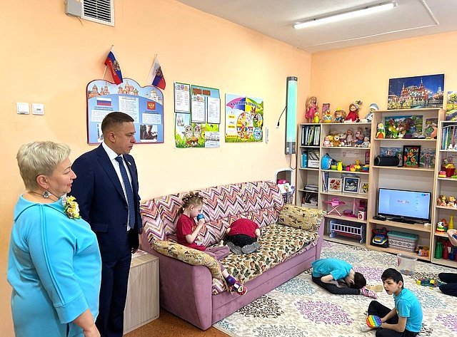 Айрат Гибатдинов встретился с семьями, оказавшимися в сложной жизненной ситуации и посетил школу-интернат для детей с особенностями в развитии