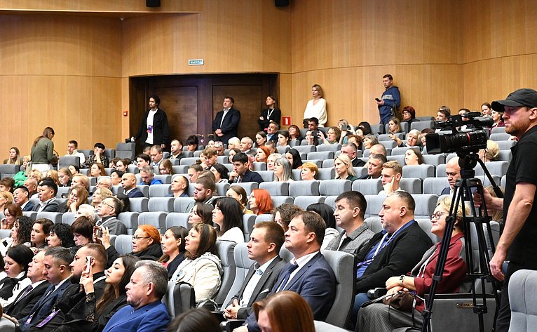Александр Ролик принял участие в пленарном заседании первого Дальневосточного паркового форума по благоустройству