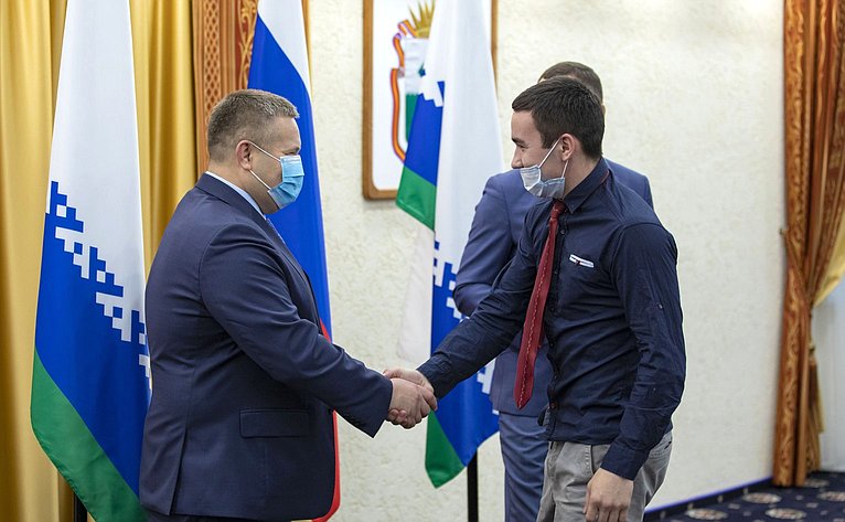 Денис Гусев наградил лучших студентов учреждений профессионального образования региона